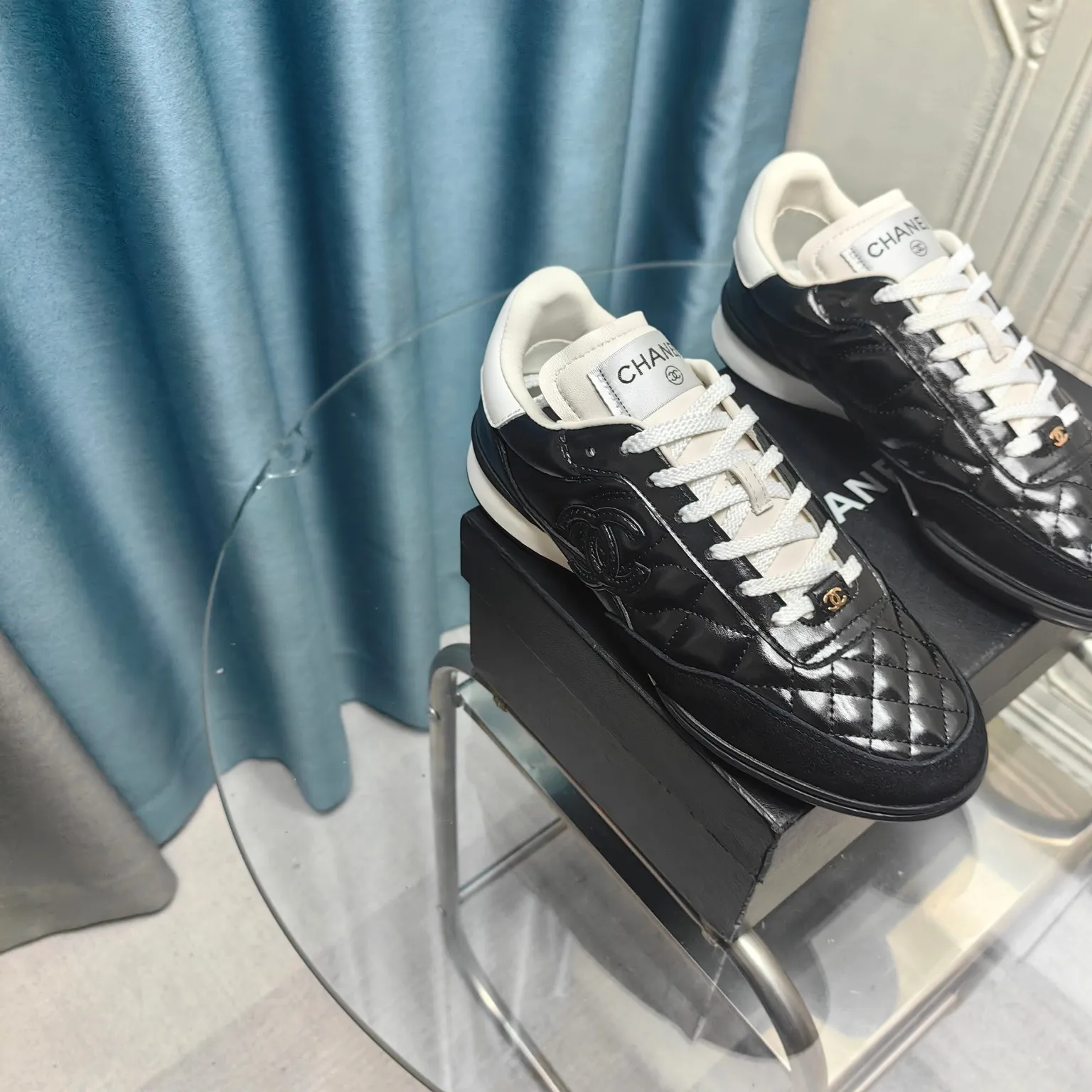 👟👟Ex-factory price 520👟👟 Chanel Chanel - 2024 counter top casual sports shoes This classic design; the upper is electro-embroidered with a variety of techniques; the outsole is fashionable and sporty; it is unusual to incorporate a variety of color matching elements... The diversified mix and match is very beautiful and versatile, casual, fashionable, sports and outdoor can be taken into account... ꫛꫀꪝ Go➫ Material: ❶Upper made of: Original imported mixed-breed sheep ❷Inside made of: original imported breathable sheepskin ❸Outsole based on: original TPU outsole Full set of boutique packaging for women 35–41